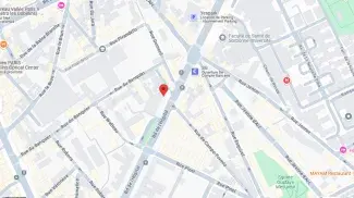 le centre se situe directement sur le boulevard de l’hôpital, sur le trottoir en face de l’arrivée de la rue de Campo-Formio.